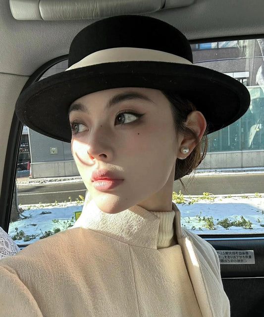 Elegante sombrero cloche de lana negro