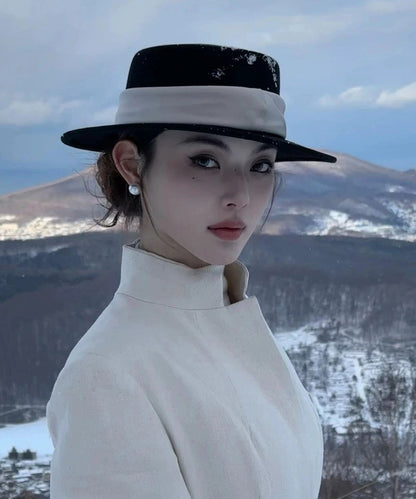 Elegante sombrero cloche de lana negro