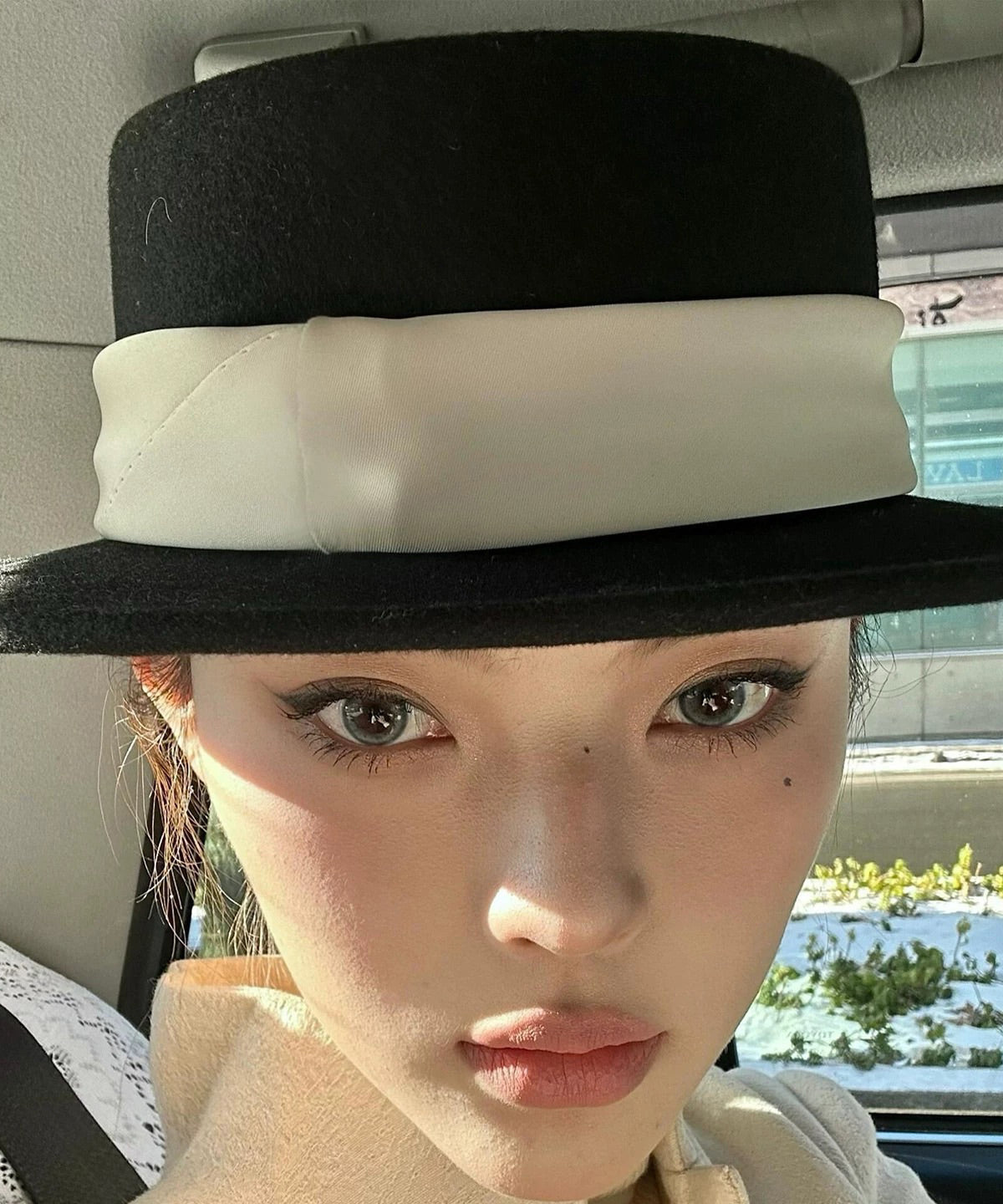 Elegante sombrero cloche de lana negro