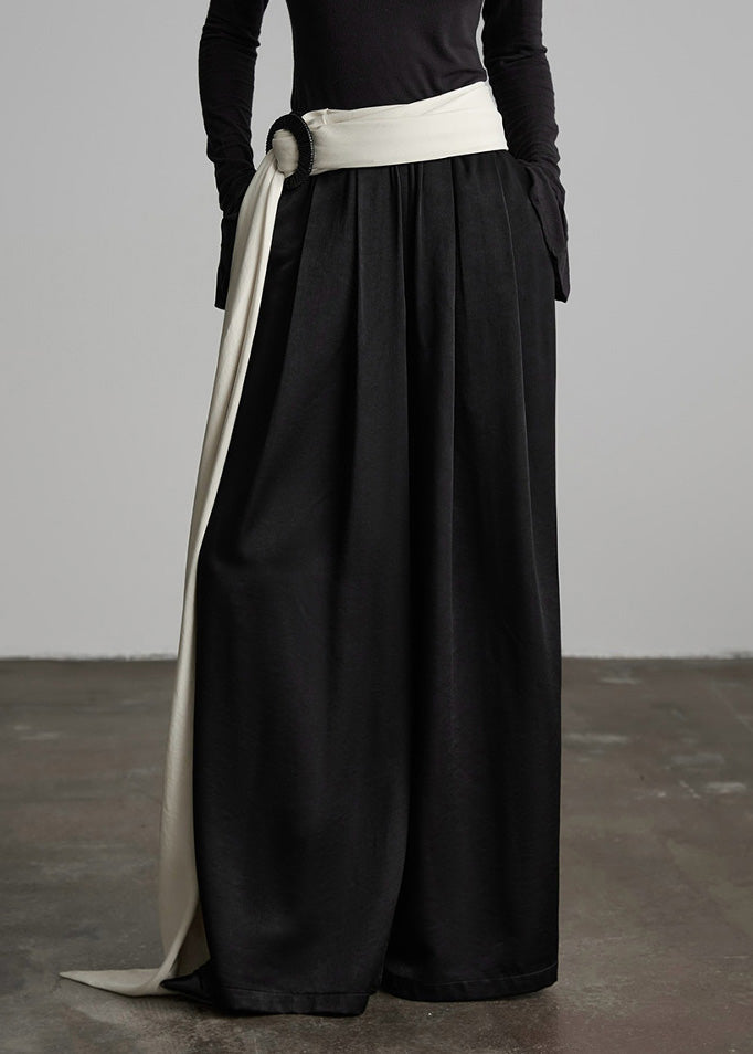 Pantalones de seda negros con cintura elástica y arrugas para primavera.