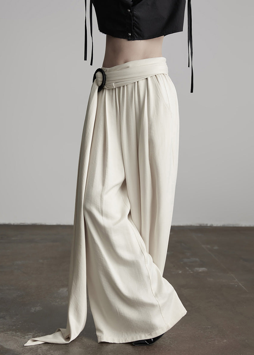 Pantalones de seda negros con cintura elástica y arrugas para primavera.