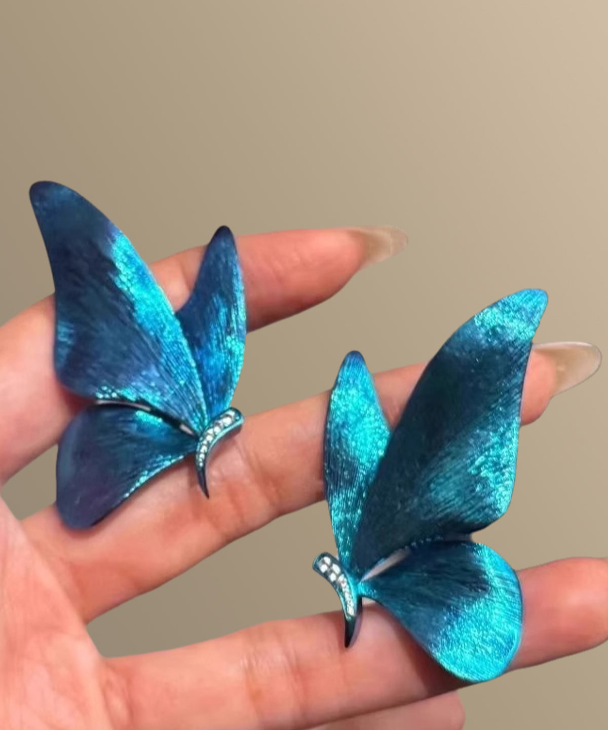 Elegantes pendientes de mariposa con circonitas de aleación de cobre azul