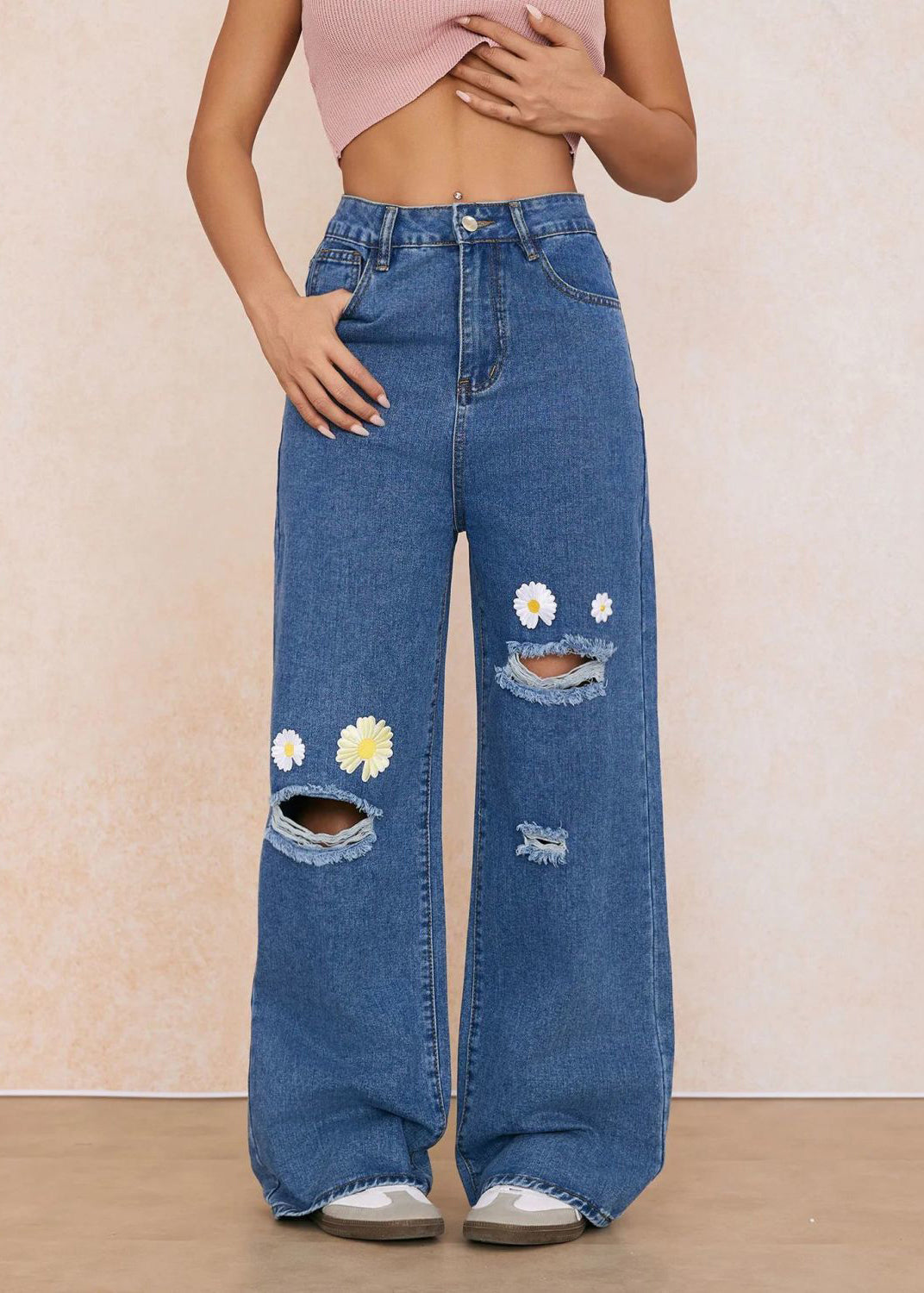 Vaqueros rectos rotos con bolsillos florales bordados en azul elegante para primavera