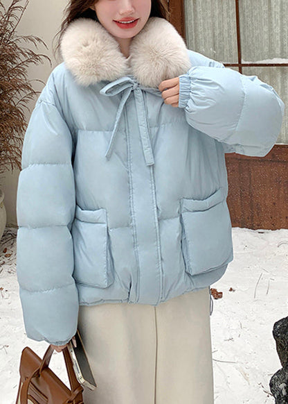 Stilvoller blauer Daunen-Steppmantel mit Pelzkragen, Taschen und Patchwork-Details für den Winter
