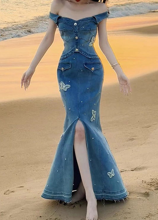 Elegante vestido vaquero azul con escote oblicuo y mariposa, abierto al frente, con cola de pez, sin mangas