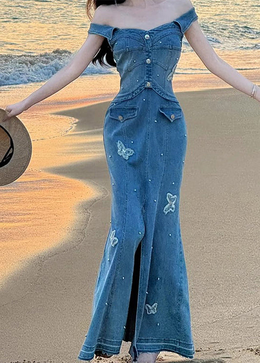 Elegante vestido vaquero azul con escote oblicuo y mariposa, abierto al frente, con cola de pez, sin mangas