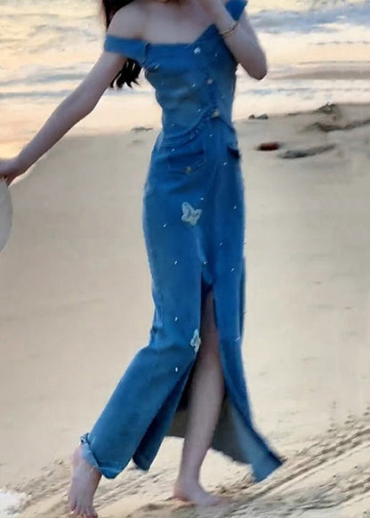 Elegante vestido vaquero azul con escote oblicuo y mariposa, abierto al frente, con cola de pez, sin mangas