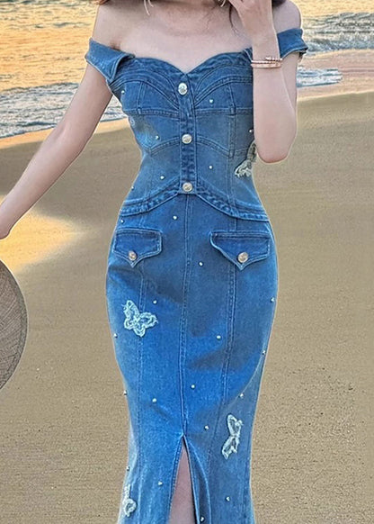 Elegante vestido vaquero azul con escote oblicuo y mariposa, abierto al frente, con cola de pez, sin mangas