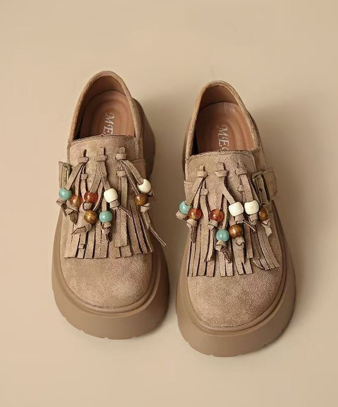 Elegantes zapatos marrones con plataforma y borlas