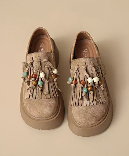 Elegantes zapatos marrones con plataforma y borlas