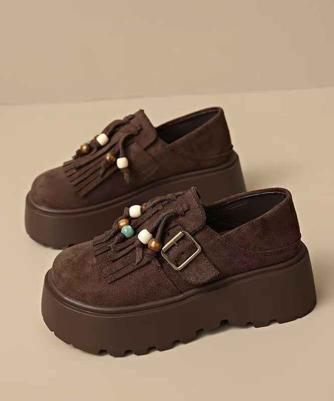 Elegantes zapatos marrones con plataforma y borlas