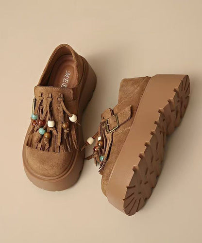 Elegantes zapatos marrones con plataforma y borlas