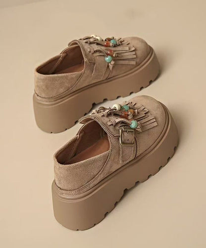 Elegantes zapatos marrones con plataforma y borlas