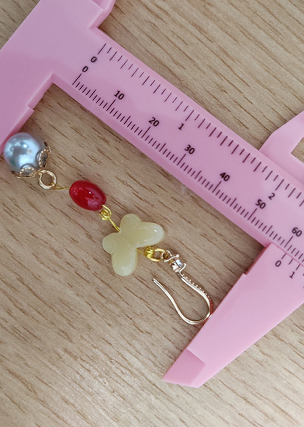 Elegantes pendientes colgantes de mariposa, cera de abejas, perla y circonita