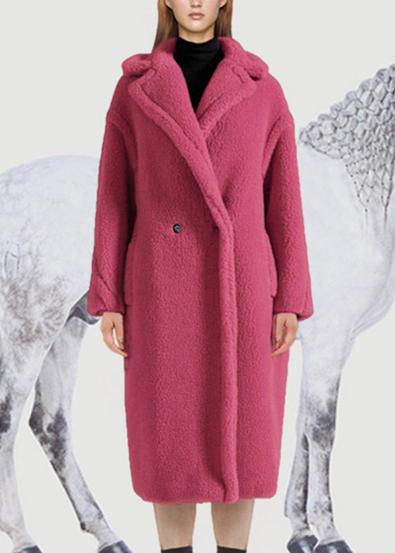 Stilvoller, kamelfarbener Wintermantel mit Peter-Pan-Kragen, Taschen und Teddy-Kunstpelz.