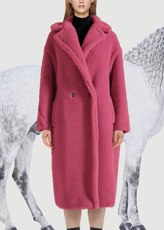 Stilvoller, kamelfarbener Wintermantel mit Peter-Pan-Kragen, Taschen und Teddy-Kunstpelz.