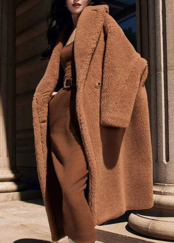 Stilvoller, kamelfarbener Wintermantel mit Peter-Pan-Kragen, Taschen und Teddy-Kunstpelz.