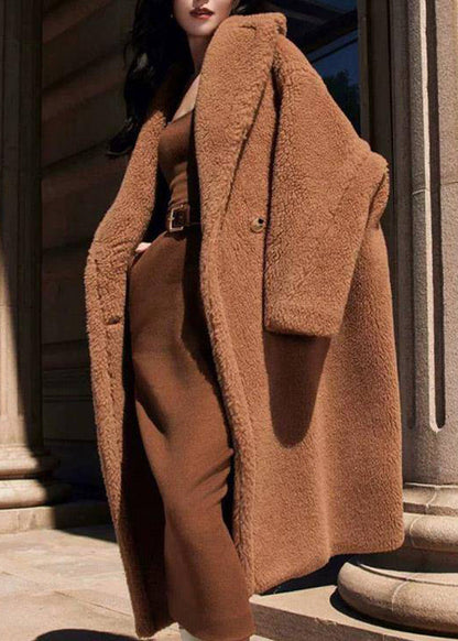 Stilvoller, kamelfarbener Wintermantel mit Peter-Pan-Kragen, Taschen und Teddy-Kunstpelz.