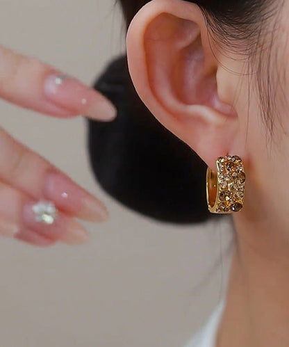 Elegantes pendientes de aro de plata de ley con circonitas doradas en color café