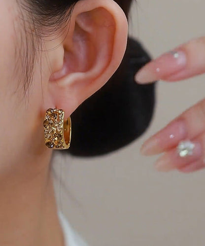 Elegantes pendientes de aro de plata de ley con circonitas doradas en color café