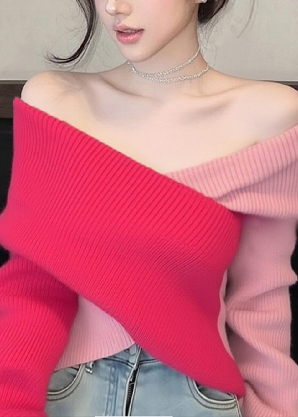 Suéteres de punto con hombros descubiertos y patchwork con bloques de color elegantes para primavera