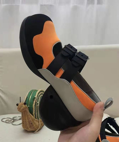 Stilvolle Ballerinas aus Kunstleder mit Schnallenriemen und klobigen High Heels in Farbblock-Optik