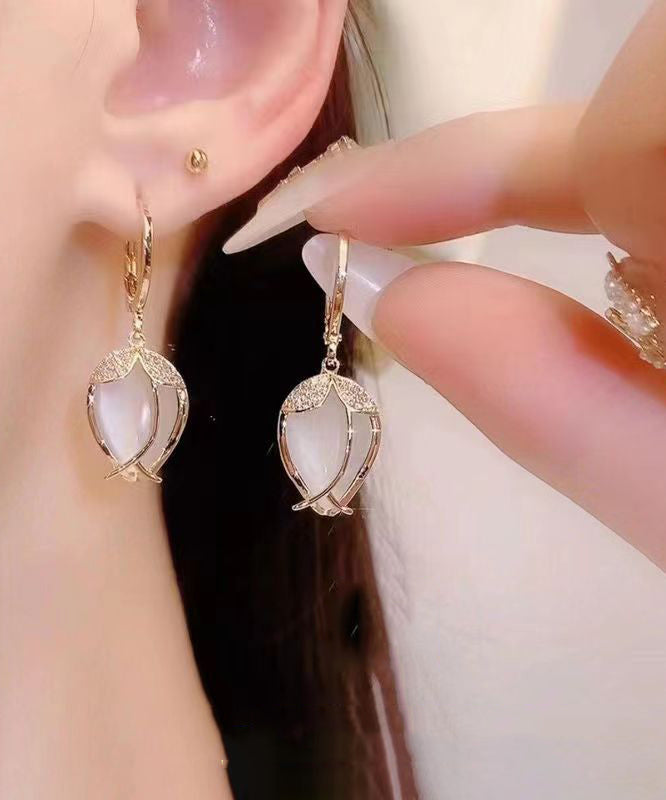 Elegantes pendientes colgantes de circonita con piedra de ojo de gato y cobre dorado