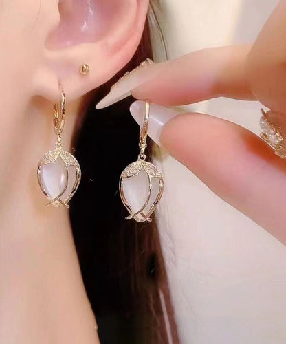 Elegantes pendientes colgantes de circonita con piedra de ojo de gato y cobre dorado