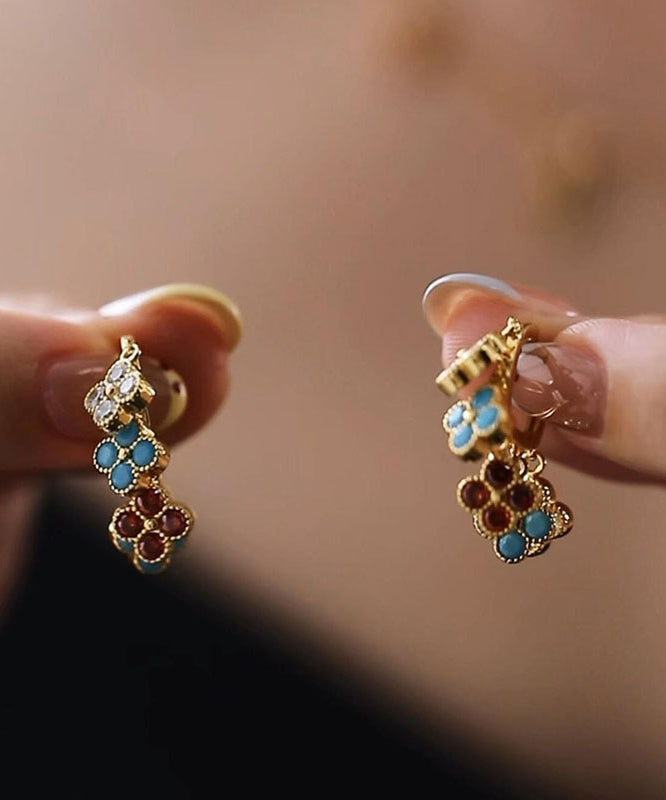 Elegantes pendientes de aro con borlas de trébol de cuatro hojas y cobre dorado