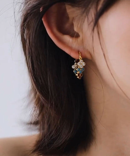 Elegantes pendientes de aro con borlas de trébol de cuatro hojas y cobre dorado