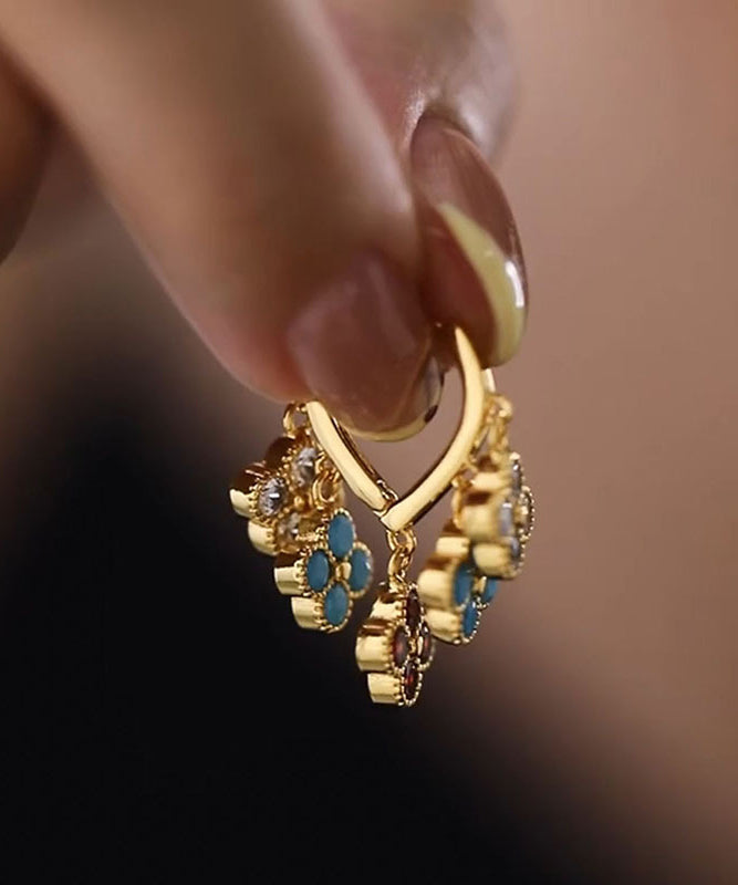 Elegantes pendientes de aro con borlas de trébol de cuatro hojas y cobre dorado