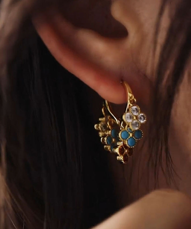Elegantes pendientes de aro con borlas de trébol de cuatro hojas y cobre dorado