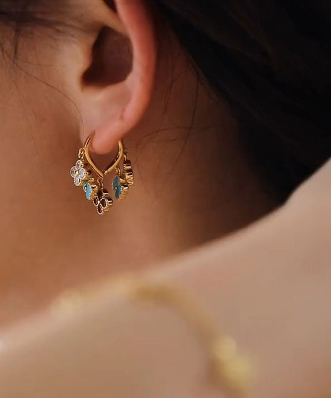 Elegantes pendientes de aro con borlas de trébol de cuatro hojas y cobre dorado