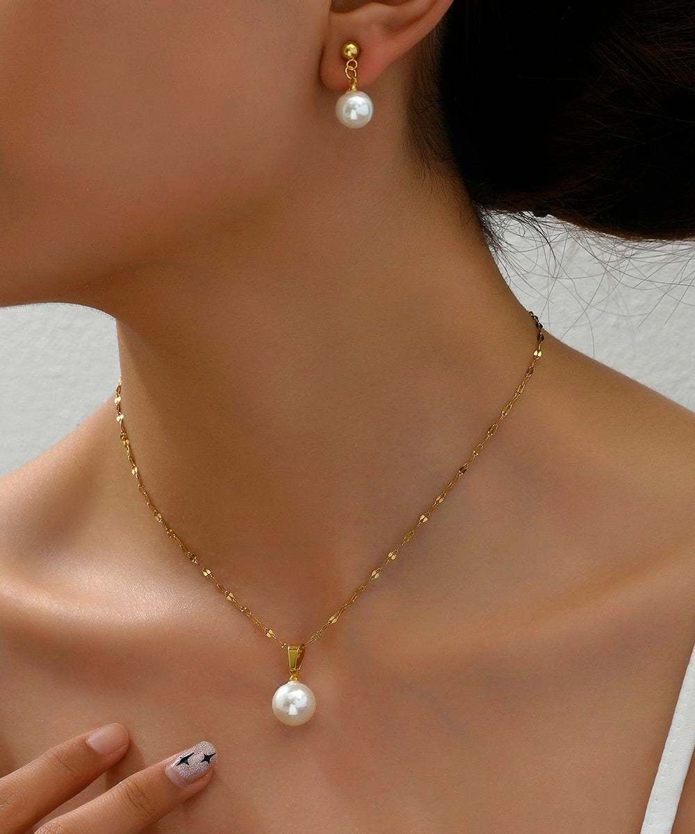 Stilvolles zweiteiliges Set aus Halskette mit Anhänger und Ohrhängern aus vergoldetem Jade in Gold und Kupfer