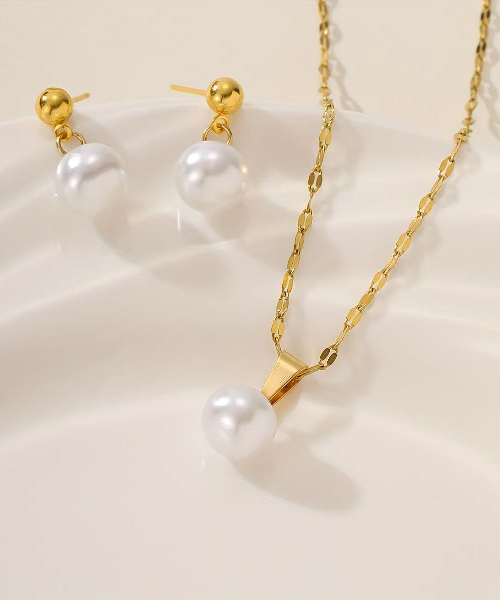 Stilvolles zweiteiliges Set aus Halskette mit Anhänger und Ohrhängern aus vergoldetem Jade in Gold und Kupfer