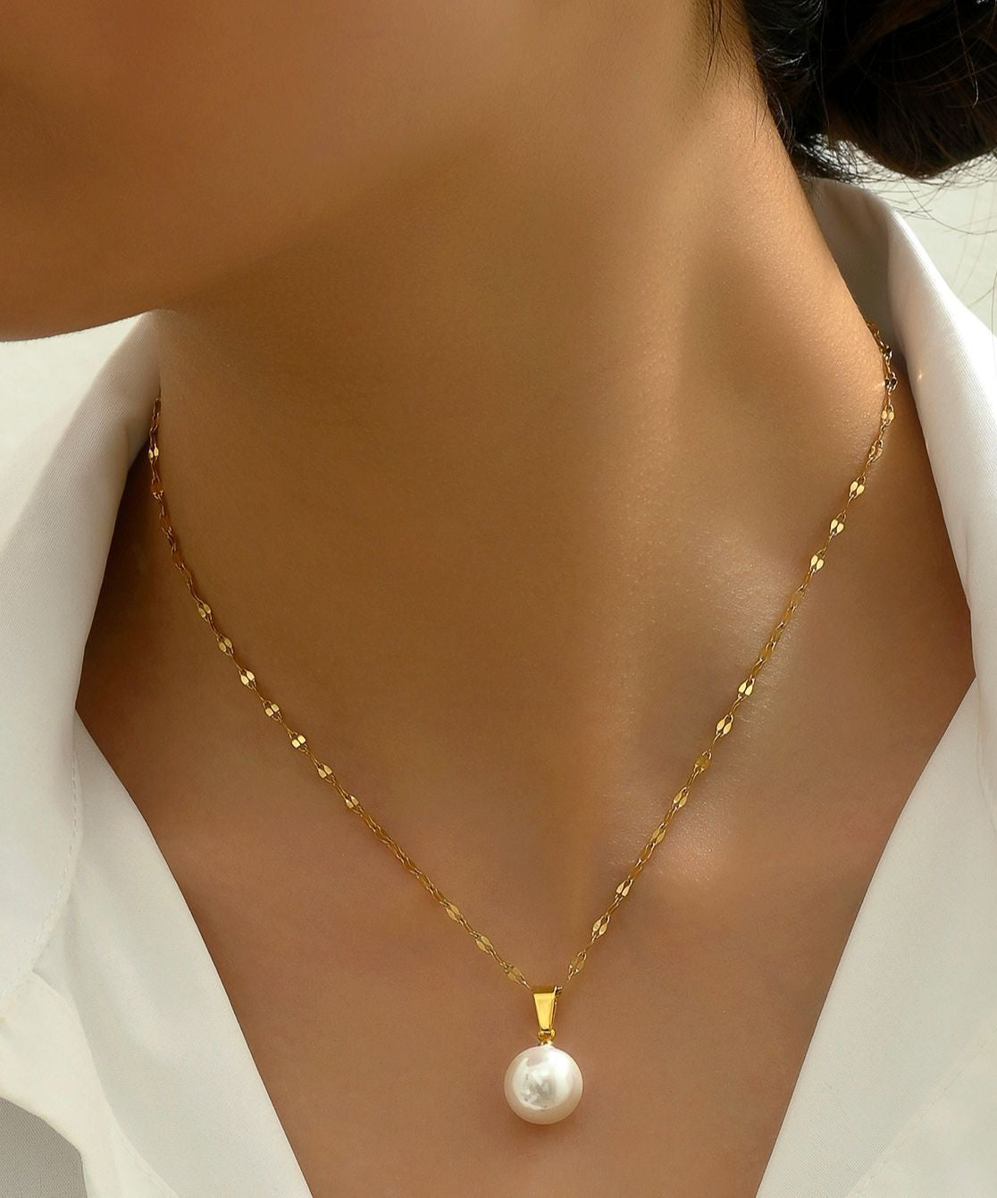 Stilvolles zweiteiliges Set aus Halskette mit Anhänger und Ohrhängern aus vergoldetem Jade in Gold und Kupfer