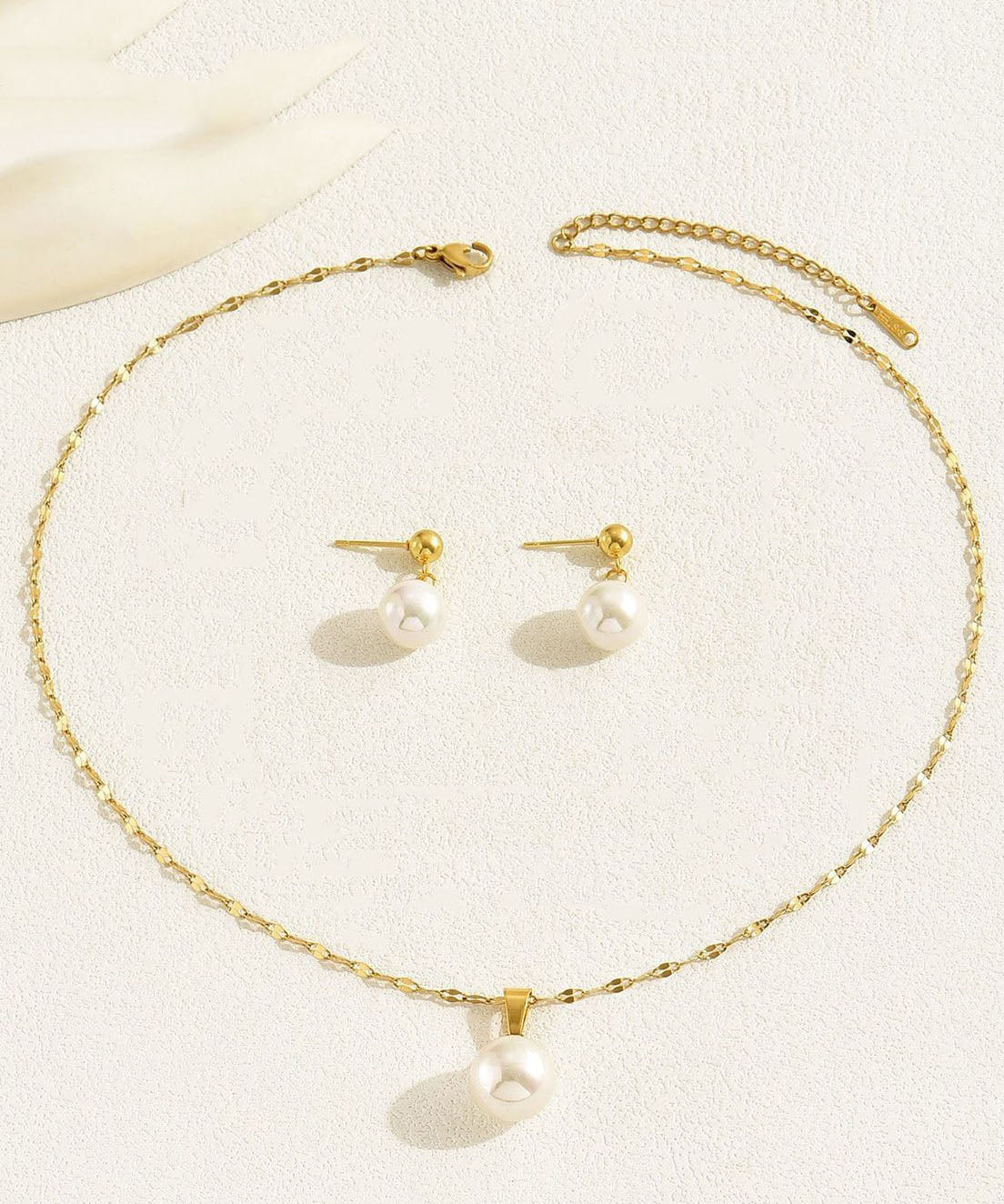 Stilvolles zweiteiliges Set aus Halskette mit Anhänger und Ohrhängern aus vergoldetem Jade in Gold und Kupfer