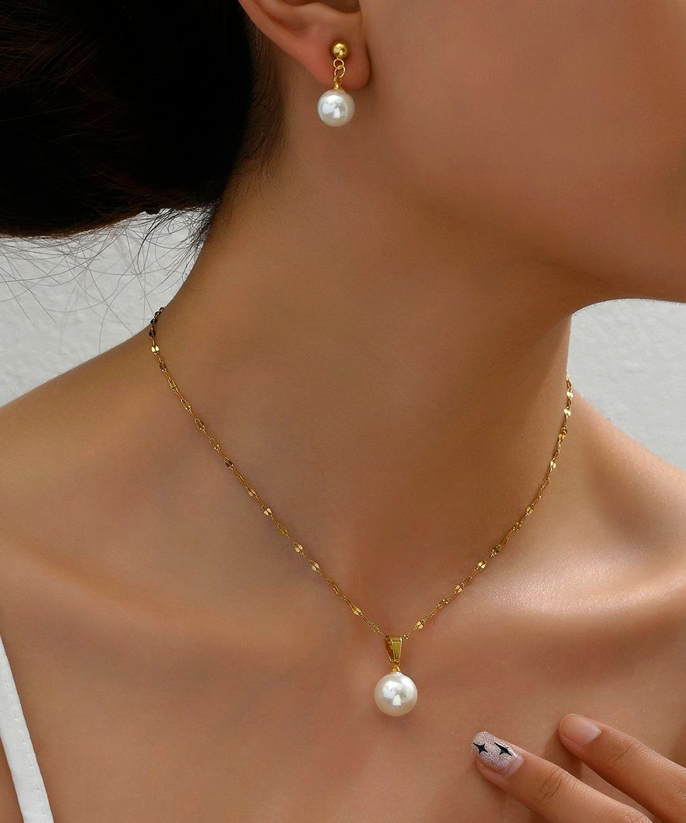 Stilvolles zweiteiliges Set aus Halskette mit Anhänger und Ohrhängern aus vergoldetem Jade in Gold und Kupfer