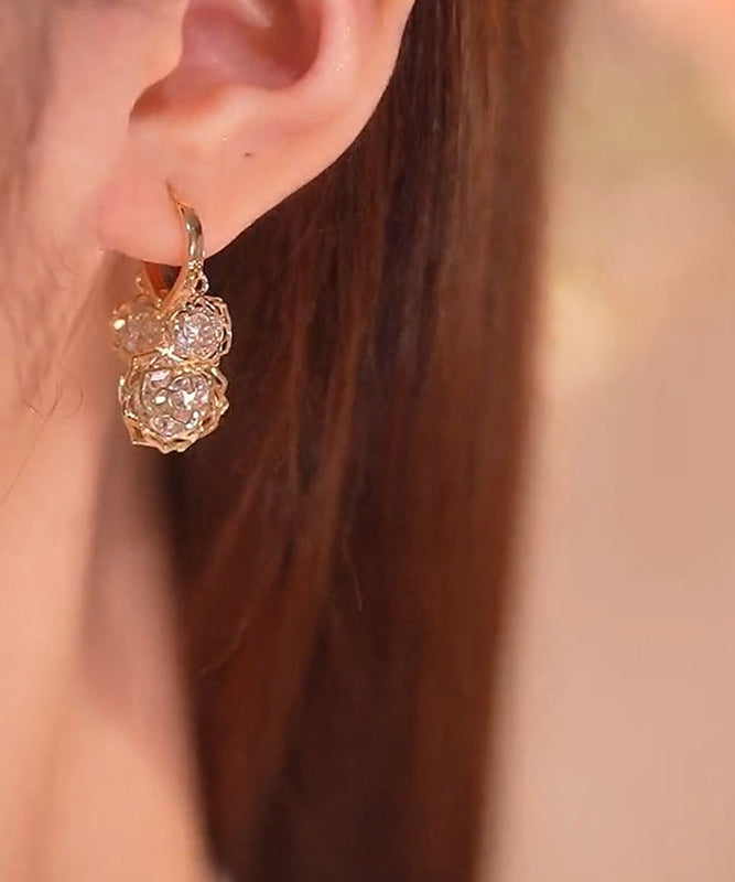Elegantes pendientes de aro con rosas huecas de cobre y circonitas doradas
