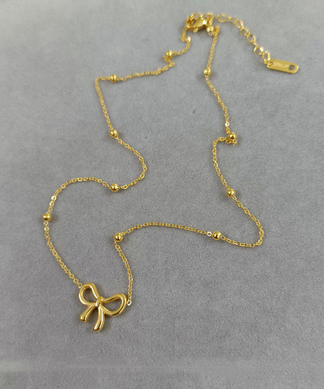 Elegante collar con colgante de lazo de acero inoxidable dorado