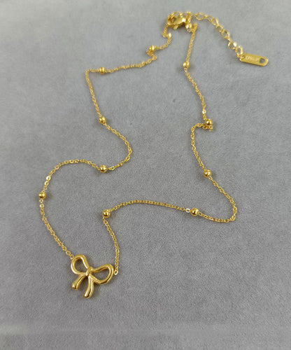 Elegante collar con colgante de lazo de acero inoxidable dorado