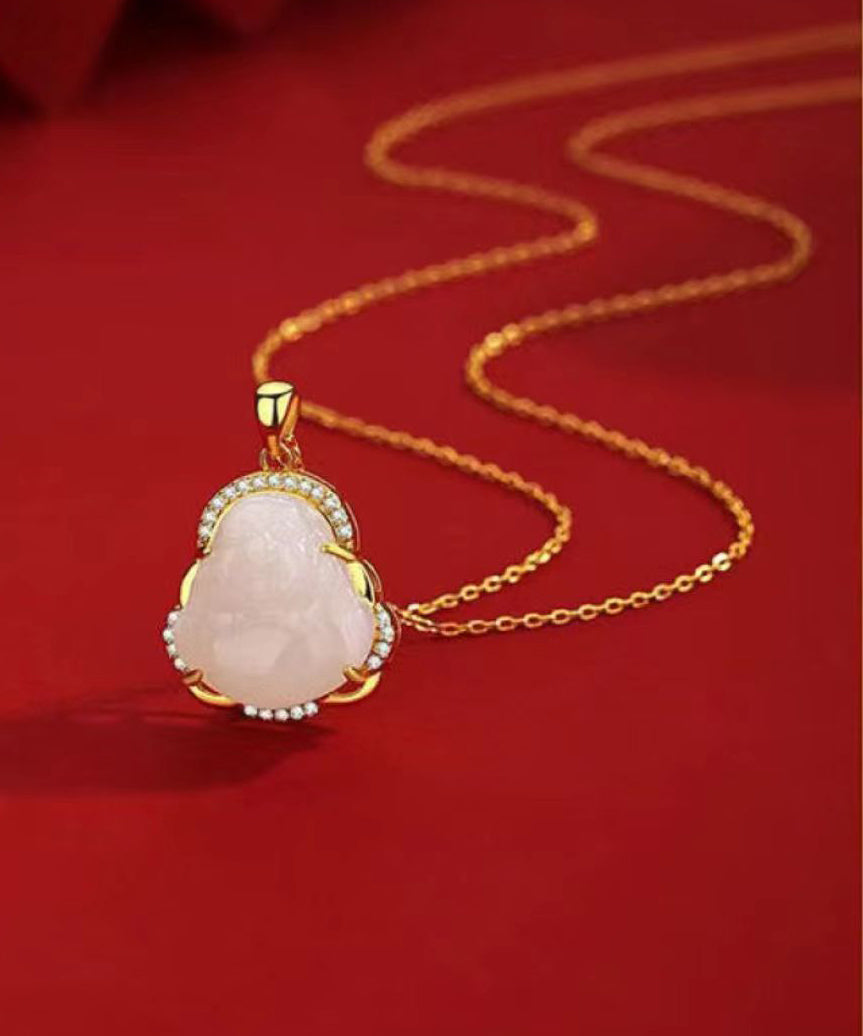 Elegante collar con colgante de jade Maitreya y circonitas doradas en plata de ley