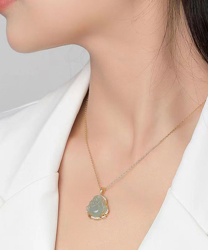 Elegante collar con colgante de jade Maitreya y circonitas doradas en plata de ley