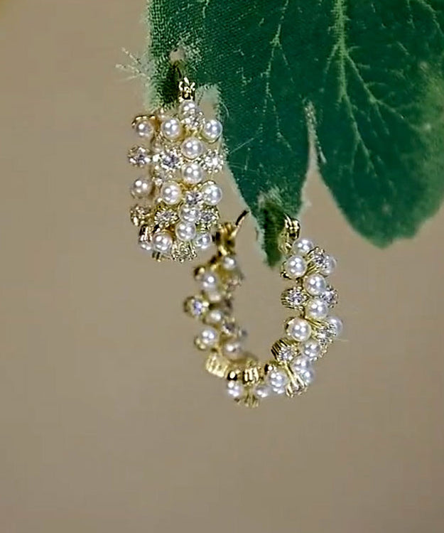 Elegantes pendientes de aro con perla y circonitas doradas en plata de ley