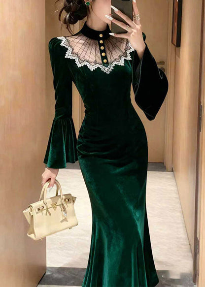 Elegante vestido largo de terciopelo de seda con retazos de encaje verde y mangas acampanadas
