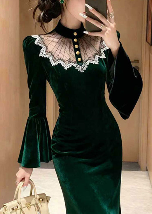 Elegante vestido largo de terciopelo de seda con retazos de encaje verde y mangas acampanadas