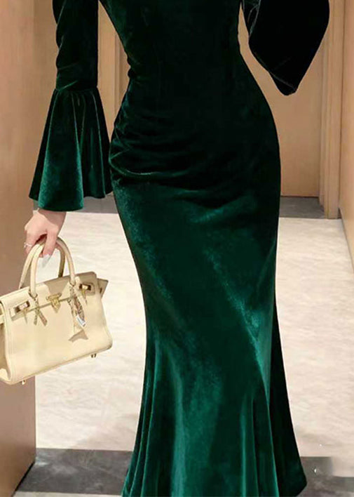 Elegante vestido largo de terciopelo de seda con retazos de encaje verde y mangas acampanadas