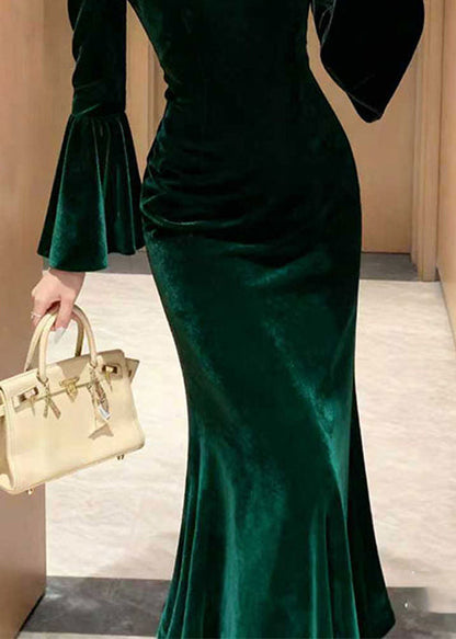 Elegante vestido largo de terciopelo de seda con retazos de encaje verde y mangas acampanadas