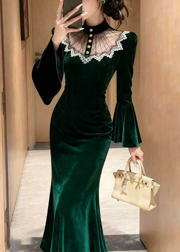 Elegante vestido largo de terciopelo de seda con retazos de encaje verde y mangas acampanadas