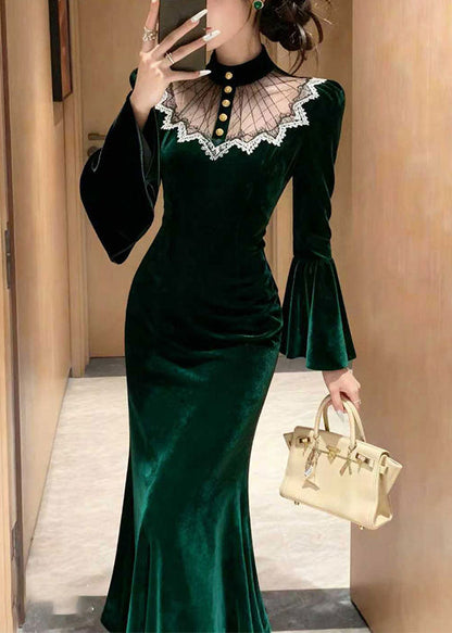 Elegante vestido largo de terciopelo de seda con retazos de encaje verde y mangas acampanadas